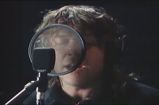 Arno zingt in een opnamestudio