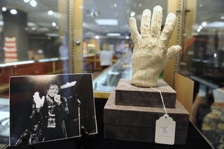 Le gant mythique de Michaël Jackson, roi de la pop.