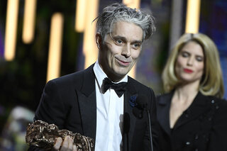 James Thierrée, le petit-fils de Charlie Chaplin, recevant le César du meilleur acteur pour un second rôle dans Chocolat