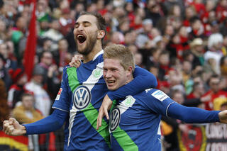 Bas Dost en Kevin De Bruyne vieren samen een doelpunt bij VFL Wolfsburg