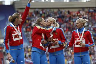 De kus tussen Ryzhova en Firova op het WK atletiek 2013