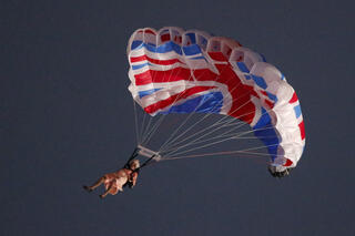 La Reine d'Angleterre saute d'un hélicoptère lors de la cérémonie d'ouverture des JO de Londres