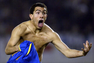 Carlos Tévez célèbre son but contre River Plate en faisant la poule