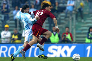 Les célébrations mythiques: le caméraman Francesco Totti filme ses fans lors du derby romain