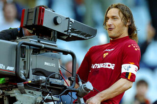 Le caméraman Francesco Totti filme ses fans lors du derby romain