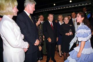 Ook Amerikaans president Bill Clinton ontsnapt niet aan de kracht van 'Macarena'