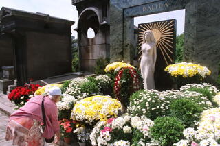 La tombe de Dalida, chanteuse iconique.