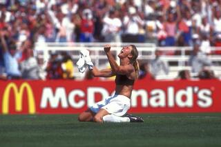 Brandi Chastain enlève son maillot pour célébrer son but à la Coupe du monde 1991