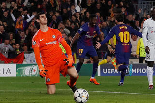 Sanchez speelt dan weer door naar Messi en voor Courtois het weet glijdt de bal door zijn benen het doel in.