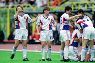 Joegoslavië viert de goal van Stojkovic tegen Spanje op de Mundial 1990