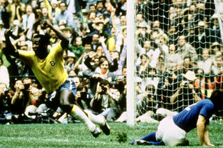 Pelé viert het openingsdoelpunt tegen Italië