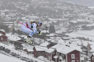 Lindsey Vonn klieft door de lucht tijdens de wereldkampioenschappen in het Zweedse Are