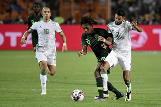 Mahrez Nigeria gaan voor de bal