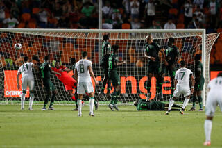 Mahrez Nigeria gaan voor de bal