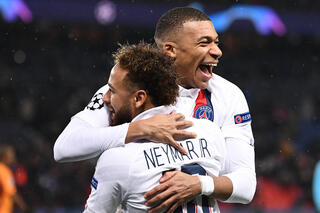 Uitzinninge vreugde bij Kylian Mbappé en zijn maatje Neymar