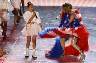 Jennifer Lopez en Emme Munoz tijdens de Super Bowl 2020