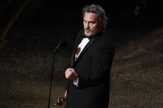 Joaquin Phoenix livre un discours inspirants après avoir remporté un Oscar.