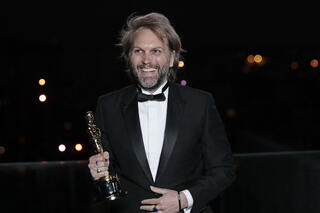 Florian Zeller reçoit l'Oscar du meilleur scénario adapté pour le film 'The Father' avec Anthony Hopkins.