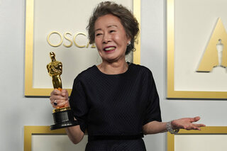 Youn Yuh-jung reçoit l'Oscar de la meilleure actrice dans un second rôle dans Minari