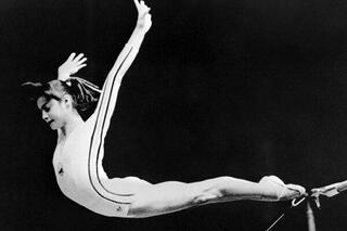 Nadia Comaneci est devenue la première gymnaste à obtenir la note parfait de 10