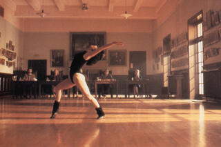 Jennifer Beals est doublée par deux danseurs pour la scène finale de l'audition dans "Flashdance"