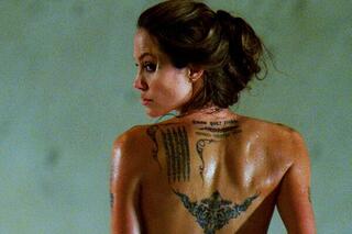 De tattoo van Angelina Jolie in Wanted.