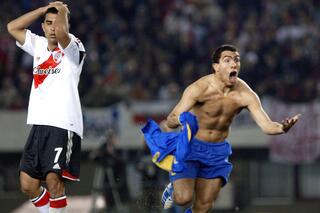 Mythische vieringen: Carlos Tevez is er als de kippen bij om fans van River Plate te jennen