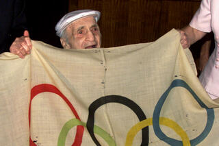 Hal Prieste geeft de gestolen olympische vlag terug