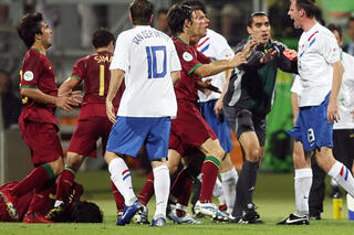 Le Portugal et les Pays-Bas se livrent la triste "bataille de Nuremberg" à la Coupe du monde 2006