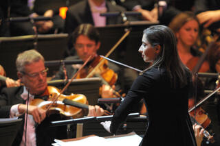 Ariane Matiakh dirige l'Orchestre philharmonique de Nice pour les Victoires de la musique classique 2022