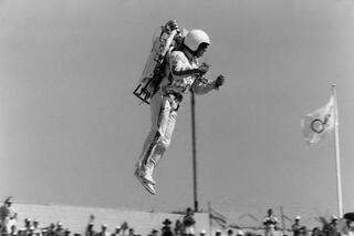 Bill Suitor réussit un vol en jetpack lors de la cérémonie d'ouverture des JO des Los Angeles 1984