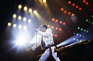 Freddie Mercury op een Queen-concert op 18 september 1984 in het Parijse Palais Omnisports.