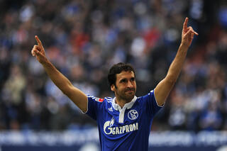 One day, one goal: Raúl voert de perfecte lob uit bij Schalke 04