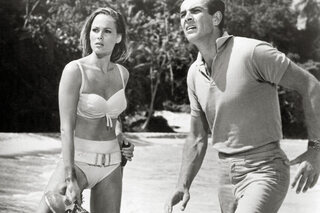 In de allereerste film in de James Bond-saga wordt het publiek volledig betoverd door de schoonheid van Ursula Andress.