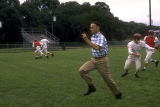 Tom Hanks incarnant un de ses rôles mémorables, Forrest Gump.