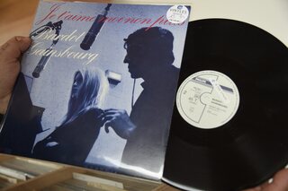 Serge Gainsbourg et Brigitte Bardot en duo sur le tube érotique 'Je t'aime, moi non plus'.