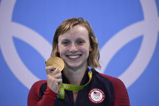 Ledecky met één van haar vier gouden medailles op de Olympische Spelen van Rio