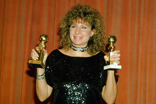 Barbra Streisand et ses deux Golden Globes pour Yentl