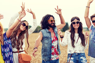 Amis dansant au look hippie
