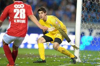 Axel Witsel tegenover Thibaut Courtois
