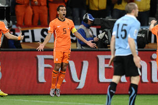 Van Bronckhorst lance les Pays-Bas vers la finale du Mondial 2010