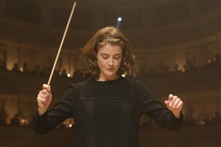 Ook voor ‘The Conductor’, vrij vertaald: ‘de dirigent’, keren we terug in de tijd. Antonia Brico wordt in 1902 als Wilhelmina Wolthius in Rotterdam geboren, maar verhuist in 1908 met haar adoptieouder