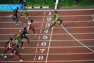 Usain Bolt degradeert zijn tegenstand op de 100 meter in Peking
