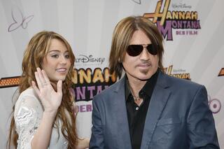 Billy Ray Cyrus et sa fille, Miley Cyrus, dans la série Disney Hannah Montana.