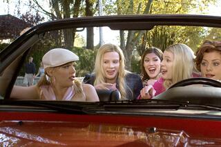'Fausses Blondes Infiltrées', un des films avec une scène iconique de chant en voiture.