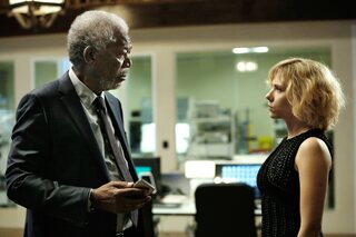 Morgan Freeman partage l'affiche avec Scarlett Johansson dans Lucy.