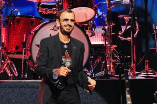 Ringo Starr sur scène avec son groupe, le All-Star Band.