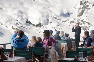 Een Zweeds gezin brengt een paar dagen vakantie door in een wintersportoord in de Franse Alpen.