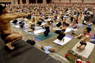 Bikram Choudhury dans le documentaire sur le yoga Bikram