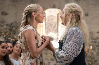 in ‘Mamma Mia’ trouwt Sophie op een prachtig Grieks eiland waar ze samen met haar moeder een hotel runt.